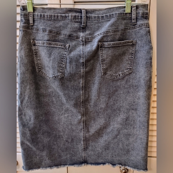 NWT Happily Grey Jeans Pencil Skirt, front split, size 13/30 - Picture 4 of 10